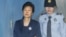 韩国前总统朴槿惠前往首尔的中央地区法院受审(2017年10月13日)