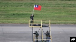 2023年的台湾汉光39号演习，一名士兵挥舞国旗。