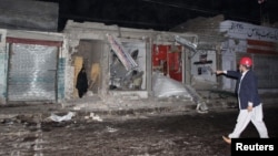 Para petugas keamanan meninjau wilayah bom bunuh diri di Rawalpindi, sekat Islamabad, Pakistan (21/11). Sedikitnya 23 tewas dan 62 lainnya terluka dalam insiden tersebut.