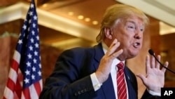 Donald Trump, candidat aux primaires républicaines parle lors d'une conférence de press à
New York