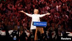 Hillary Clinton salue ses militants après sa victoire, le 7 juin 2016.