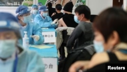 北京市海淀区的医护人员正在给居民接种新冠病毒疫苗。（2021年1月8日）