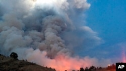 美国国土安全部紧急管理部门提供的照片显示，2018年6月28日科罗拉多州南部福布斯公园附近的熊熊燃烧的野火。炎热、干燥和多风的天气使科罗拉多州各地和犹他州以及亚利桑那州和内华达州部分地区面临火灾危险。