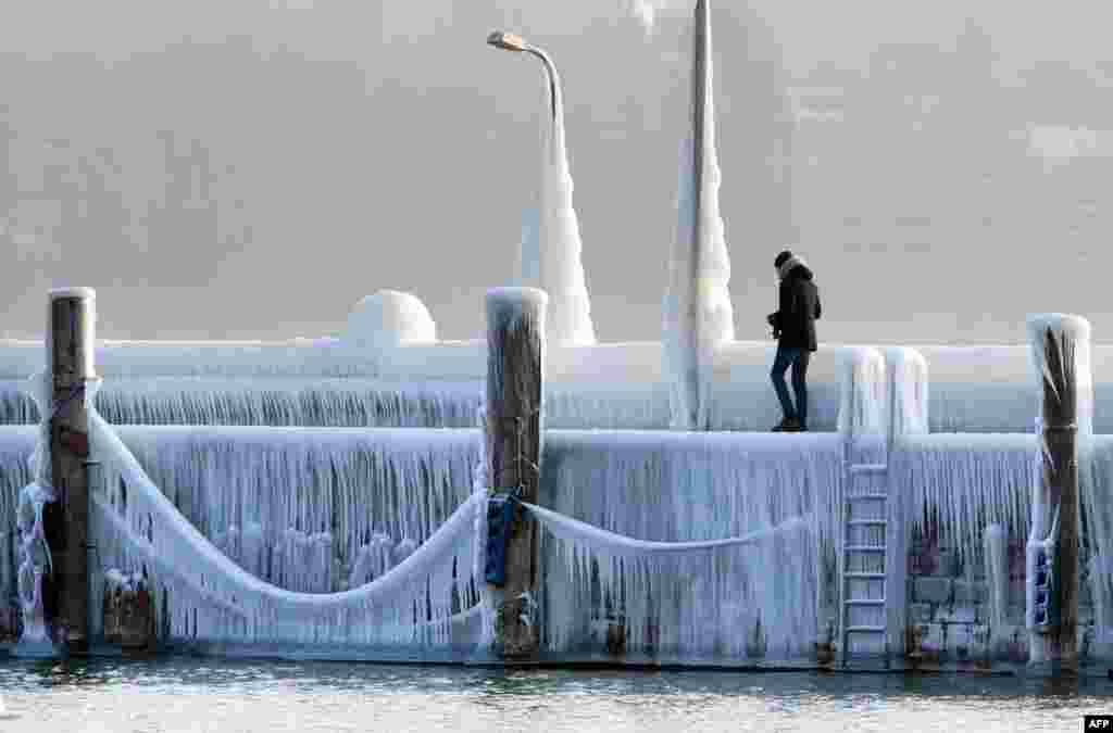 បុរស​ម្នាក់ដើរ​កាត់​តាម​បឹង​ Lake Constance ដែល​ត្រូវ​បាន​គ្របដណ្តបើ​ដោយ​ទឹកកក​នៅ​ទីក្រុង​ Constance ប្រទេស​អាល្លឺម៉ង់។