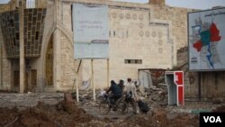 As people pick up the pieces of their city and their lives in eastern Mosul, they say family and friends in the west are even more devastated and still under IS rule. Mosul, Iraq, Jan. 23, 2017. (H. Murdock/VOA)