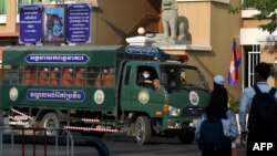 រូបឯកសារ៖ រថយន្តដឹកអ្នកទោសជាច្រើននាក់ ដែល​រួមមានទាំង​សមាជិកគណបក្សសង្គ្រោះជាតិ​ផង បានទៅ​ដល់តុលាការរាជធានីភ្នំពេញ កាលពីថ្ងៃទី១៥ ខែមករា ឆ្នាំ២០២១។ (Photo by TANG CHHIN Sothy / AFP)