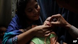 پولیو تنها با دو قطره واکسین وقایه شده می تواند.