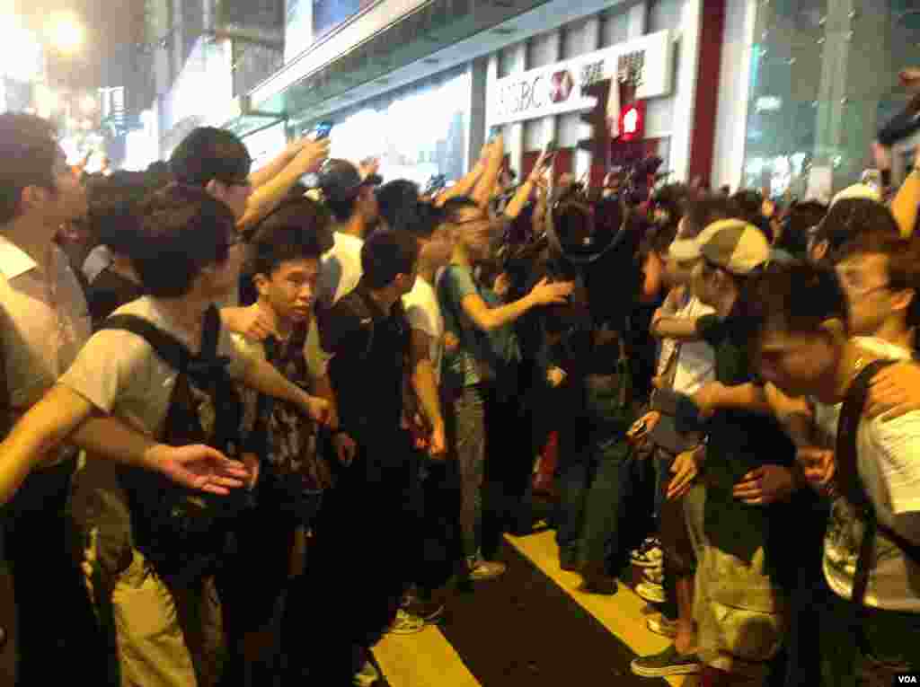 支持学生的市民自动组成人墙让出通道要求警察拘捕打学生反占中人士(美国之音海彦拍摄)