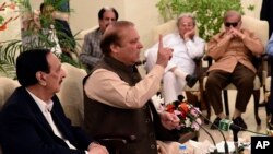 巴基斯坦穆斯林联盟发布的图片显示，下台的总理谢里夫纳瓦兹·谢里夫对党员们讲话（2017年3月29日）