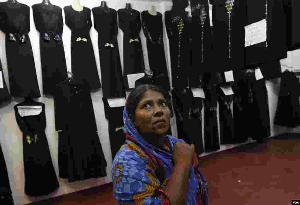 Seorang perempuan melihat-lihat baju tradisional di sebuah toko menjelang Idul Fitri di Kolombo, Srilanka.