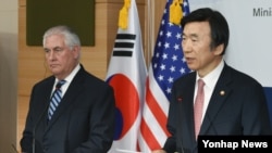윤병세 한국 외교부 장관(오른쪽)이 지난 17일 렉스 틸러슨 미 국무장관 한국 외교부에서 공동기자회견을 하고 있다. (자료사진)