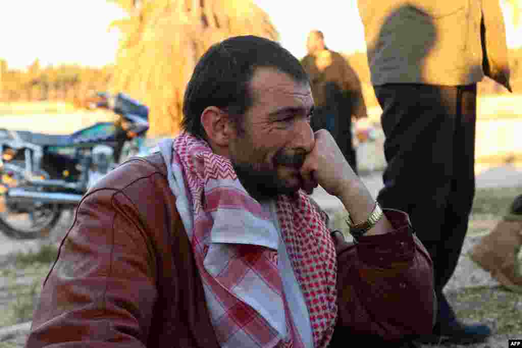 បុរស​ជនជាតិ​ស៊ីរី​ម្នាក់ ដែល​ត្រូវ​បាន​ជម្លៀស​ចេញ​ពី​តំបន់​កាន់កាប់​ដោយ​ក្រុម​ឧទ្ទាម​ក្នុង​ក្រុង Aleppo យំ​សោក​នៅ​ពេល​មក​ដល់​តំបន់ Khan al-Assal គ្រប់គ្រង​ដោយ​ក្រុម​ប្រឆាំង​ ភាគខាងលិច​ក្រុង​នេះ។