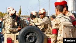 Les forces militaires surveillent le nord du Sinaï, en Egypte, le 1er décembre 2017.