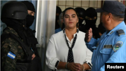 La esposa del expresidente de Honduras Porfirio Lobo (2010-2014), Rosa Elena de Lobo -acusada de malversación de fondos públicos, asociación ilícita y lavado de dinero- es escoltada a su llegada a una corte en Tegucigalpa, el 2 de marzo de 2018