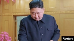 朝鲜领导人金正恩参加最高人民会议议员选举。（朝鲜朝中社发布没有具体时间的照片）