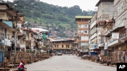 Jalanan yang lengang menyusul larangan keluar rumah bagi penduduk di Freetown, Sierra Leone, untuk menghentikan penyebaran Ebola (21/9). (AP/Michael Duff)
