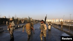 نیروهای امنیتی افغانستان در نزدیکی محل انفجار 