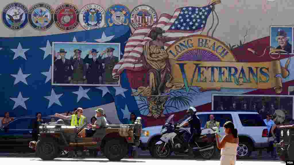 壁画上的军人仿佛在向军车敬礼（美国之音国符拍摄）