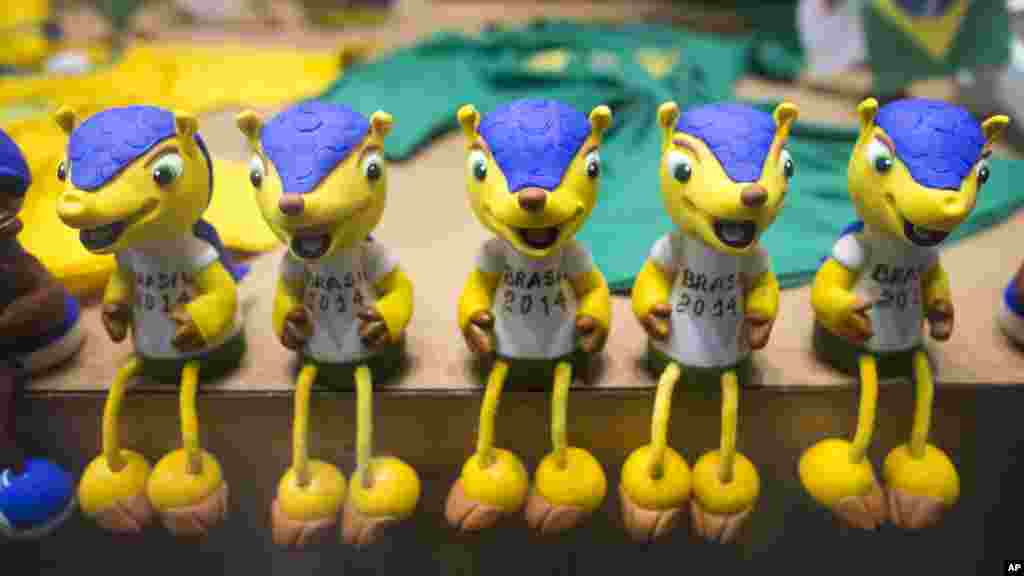 2014 브라질 월드컵 개막을 앞둔 9일, 벨로 국제공항의 기념품 상점에 월드컵 마스코트 &#39;풀레코&#39; 인형이 전시돼있다. 풀레코는 &#39;세띠아르마딜로&#39;라는 희귀한 동물을 형상화했다.