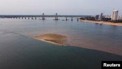 Permukaan air Sungai Parana, di sekitar Rosario, Argentina yang mengalir melalui pelabuhan pedalaman utama di Corrientes, turun ke titik terendah dalam sejarah akibat kekeringan parah di hulu di Brazil, 18 September 2024. (Sebastian Toba/REUTERS)