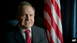 Le président de la Cour suprême d'Alabama Roy Moore pose devant le drapeau américain à Montgomery, 17 février 2015. (AP Photo / Brynn Anderson, File)