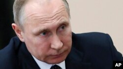 Le président Vladimir Putin lors d'une réunion à Moscou, Russie, le 13 avril 2018. 