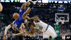 Gerald Henderson, de l'équipe de Philadelphie, tombe en essayant de bloquer Marcus Smart, de l'équipe de Boston, lors d'un match NBA, le 6 janvier 2017.