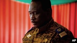 Regard vers le bas, le lieutenant-colonel Isaac Zida parle au cours d'une conférence de presse tenue le 3 novembre 2014 à Ouagadougou, Burkina Faso.