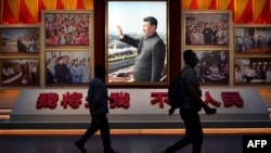 2021 年 6 月 25 日，记者走过一张中国国家主席习近平在北京鸟巢国家体育场附近参观中国共产党博物馆的照片。