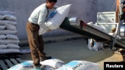 지난 2003년 3월 북한 남포항에서 유럽연합 집행위원회 산하 인도지원사무국, ECHO가 지원한 식량을 하역하고 있다.