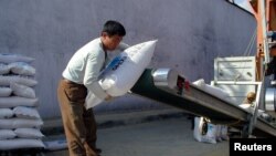 북한 남포항의 인부가 유럽연합 집행위원회 산하 인도지원사무국 ECHO가 지원한 대북 지원 물자를 트럭에 싣고 있다. 