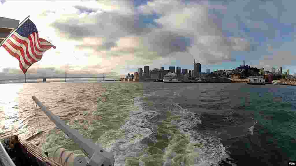 交通船开赴小岛途中旧金山风景如画（美国之音国符拍摄）