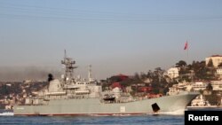 រូបឯកសារ៖ នាវាសម្រាប់យន្តហោះចម្បាំងសំចថរបស់រុស្ស៊ី​ឈ្មោះ Caesar Kunikov ធ្វើដំណើរតាមចក្រផ្លូវទឹក Bosphorus ឆ្ពោះទៅកាន់ប្រទេសតួកគី កាលពីថ្ងៃទី៤ ខែមីនា ឆ្នាំ២០២០។ 