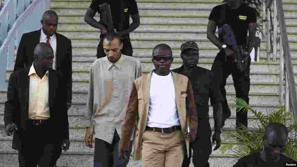 Ma’aikatan tsarone suka raka Ogwuche Aminu, mutumin da ake zargi da shirya kai harin wani bom a mota, Nuwamba 24, 2014.