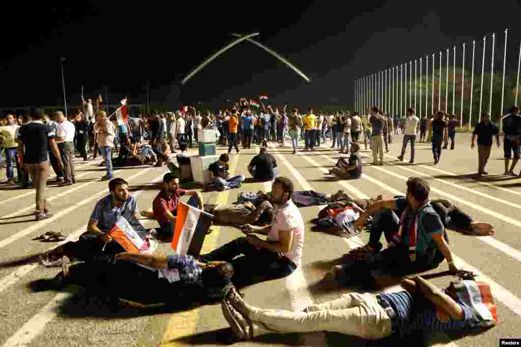 معترضان حامی مقتدی صدر در &quot;منطقه سبز&quot; بغداد. آنها در همان جا خوابیدند.