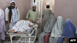 Kandıhar'da bombalı saldırıda yaralanan bir yol işcisi