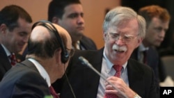 周二在秘鲁利马举行的一次会议上，美国国家安全顾问约翰·博尔顿(右)与美国商务部长罗斯交谈。(2019年8月6日)