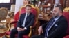 Le roi Mohammed VI du Maroc, à droite, reçoit le président Emmanuel Macron de la France à Rabat, Maroc, 14 juin 2017.