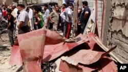 15일 이라크 바그다드 인근의 차량 폭탄 테러 현장.