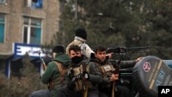 نیروهای امنیتی افغانستان به محل انفجار بمب در کابل رسیده اند. ۲۶ دسامبر ۲۰۲۰