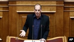Menteri Keuangan Yunani Yanis Varoufakis berbicara di Parlemen di Athena (9/2). (AP/Petros Giannakouris)