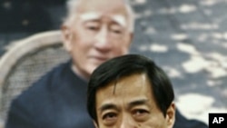 薄熙来2007年在其父薄一波的葬礼上（资料照片）