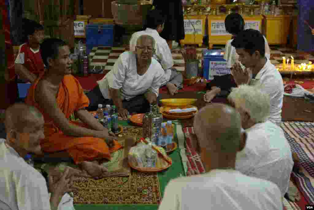 ពុទ្ធ​បរិស័ទ​កំពុង​ប្រគេន​ចង្ហាន់​ព្រះសង្ឃ​នៅ​ក្នុង​វត្ត​មួយ​កណ្តាល​រាជធានី​ភ្នំពេញ​កាលពី​ព្រឹក​ថ្ងៃសៅរ៍​ ទី​១៦ ខែ កញ្ញា​​ ឆ្នាំ២០១៧។​(ទុំ ម្លិះ/VOA)