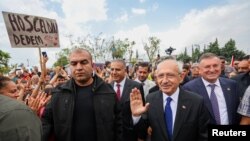 کەمال کلیچدارئۆغڵو کاندیدی سەرۆکایەتی تورکیا لە دەمی سەردانی لێقەوماوانەی بوومەلەرزەکە