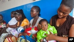지난해 11월 라이베리아 몬로비아 외곽의 한 병원에서 여성들이 아기들의 에볼라 바이러스 접종을 기다리고 있다. (자료사진)