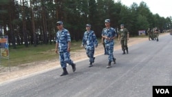 日本担心中俄过于走近。2015年夏季在俄罗斯举行的军事比赛活动中的俄中两国军官。