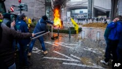 ব্রাসেলসে ইউরোপীয় পার্লামেন্টের বাইরে বিক্ষোভ চলাকালে আবর্জনা ও টায়ার পোড়াচ্ছে কৃষকরা। ১ ফেব্রুয়ারি, ২০২৪।