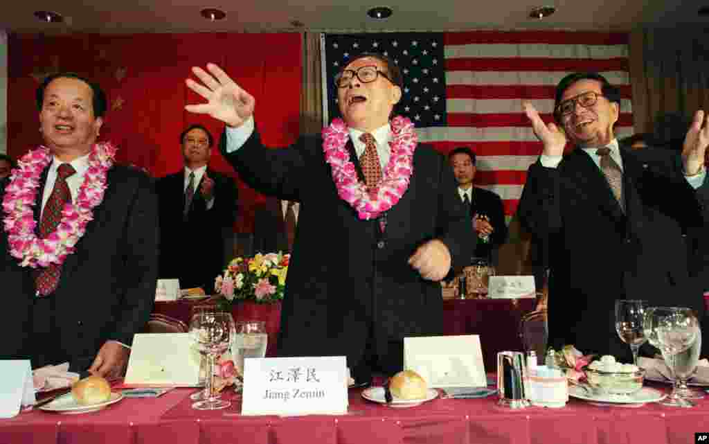 1997年11月2日，中国主席江泽民及其特别助理、中央书记处书记曾庆红，以及副总理钱其琛在美国南加州华裔美国人社区的欢迎宴会上挥手致意