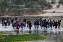 지난 5월 남미 이주민들이 미국-멕시코 국경인 리오그란데 강을 건너 미국 텍사스주 델리오로 넘어오고 있다.