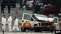 纽约警方人员在被用来发动空袭的商用皮卡车旁工作。 （2017年11月1日）